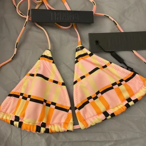 Triangl bikini topp - En rosa bikini topp från Triangl som är i storlek xs och är jätte fin är tyvärr lite för låten för mig då jag fick den i julklapp men aldrig använd bara testad 