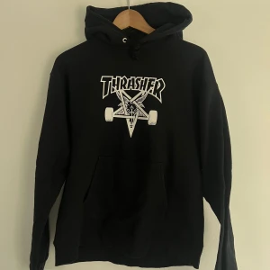 Hoodie Thrasher - Thrasher-hoodie i fint skick. Storlek S (34-36).