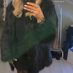 pälsjacka  - Intressekoll på min fina pälsjacka ifrån even & odd🩵bra skick!! är i storlek XL men sitter som en M/L