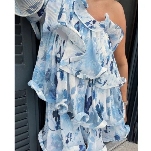 NAKD x Lohans wallin klänning - Säljer denna jätte fina klänning då den tyvärr inte passar mig. Den är endast testad och prislappen är på🥰