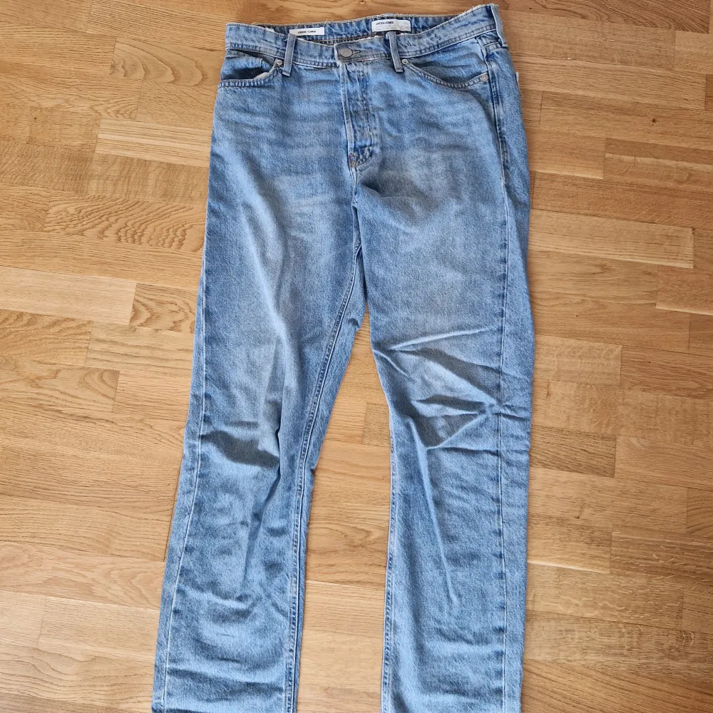Ett par Jack n Jones jeans i modellen loose/chris. Varan är i storlek 31/34 i färgen Lightblue. skicket är mycket bra och sparsamt använda. Hör gärna av er vid fler frågor:). Jeans & Byxor.