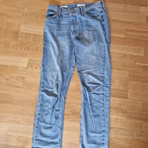 Ett par Jack n Jones jeans i modellen loose/chris. Varan är i storlek 31/34 i färgen Lightblue. skicket är mycket bra och sparsamt använda. Hör gärna av er vid fler frågor:)