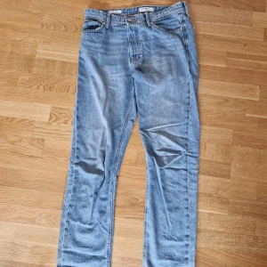 Jack n jones Jeans - Ett par Jack n Jones jeans i modellen loose/chris. Varan är i storlek 31/34 i färgen Lightblue. skicket är mycket bra och sparsamt använda. Hör gärna av er vid fler frågor:)