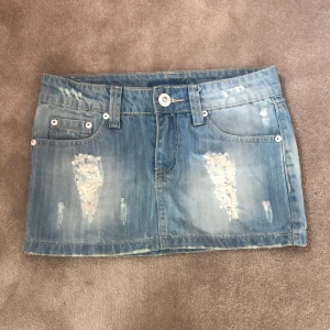Low waist jeans skjol! - Jätte snygg kort lågmidjade jeans skjol!❤️ aldrig använd!! Midjemåttet är 37 cm och längden är 27 cm🥰🥰