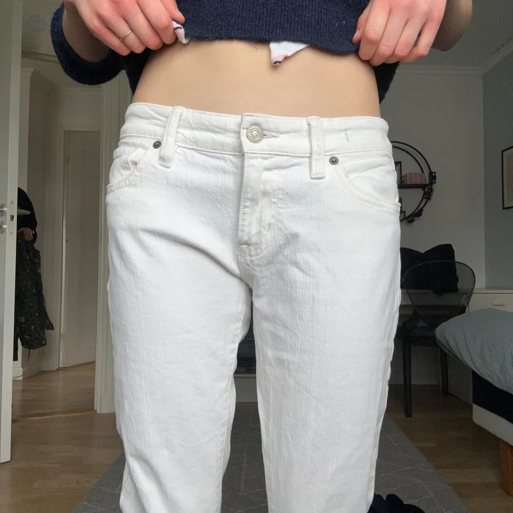 Hejj,nu säljer jag mina ralph lauren jeans i storlek 27/32. Jag fick dom av min mamma men väljer att sälja dom då de inte passar och jag har inte tillgång till att sy om dom❤️. Jeans & Byxor.