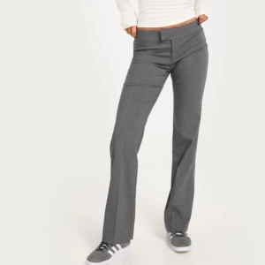 Lågmidjade kostymbyxor  - Säljer mina fina kostymbyxor som är lågmidjade då det blivit för stora ☹️❤️har gjort två egna hål vid knappen med hopp av att de skulle passa men det är inget som synd (kan skicka bild) passar mig jätte bra i längden som är 165