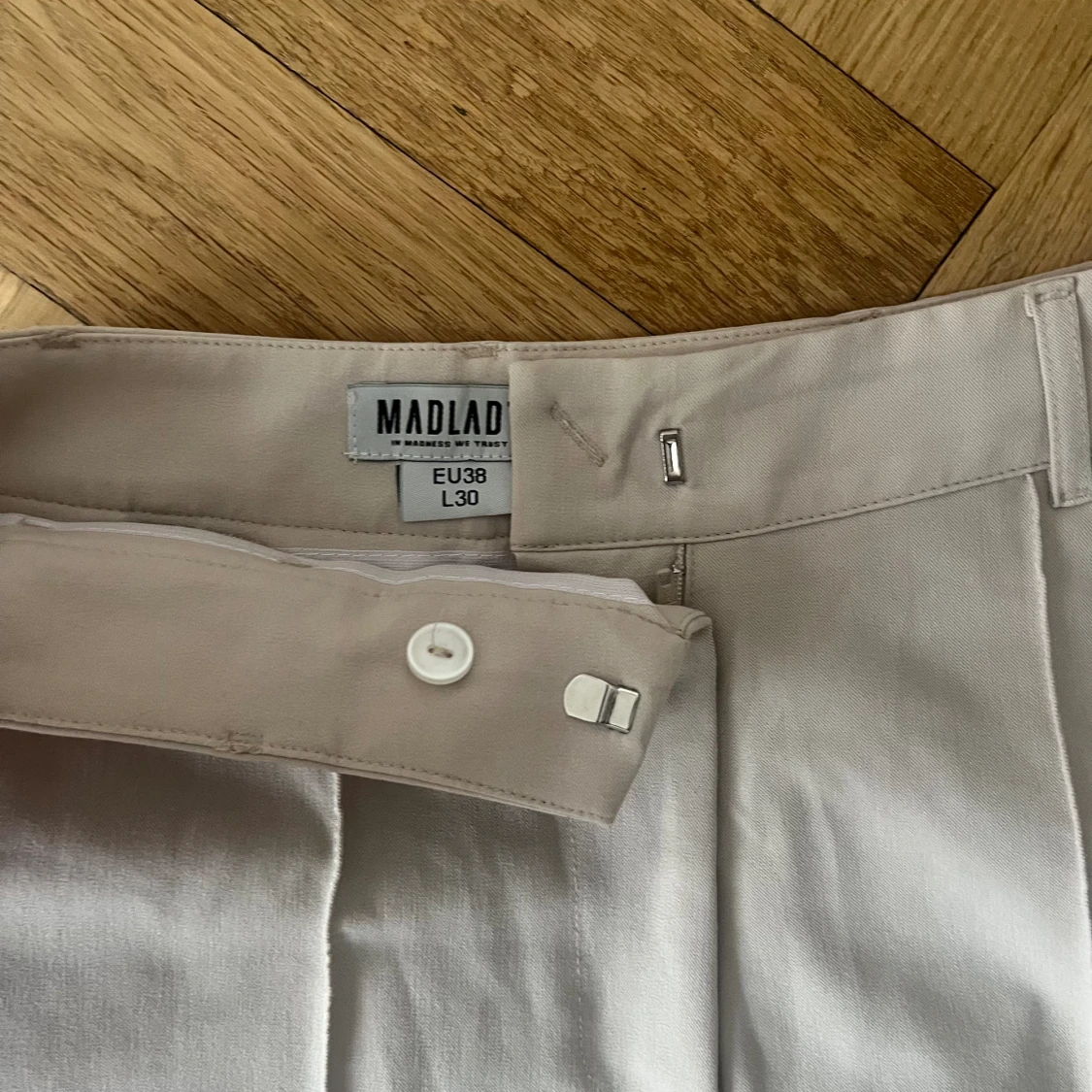 Beige kostymbyxor Från Madlady  - 91