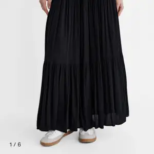 Säljer en jättefin lång kjol från Stradivarius, dock har den ett litet hål som jag har sytt igen längs ner, men det är inget man tänker på😍 kom privat för fler bilder