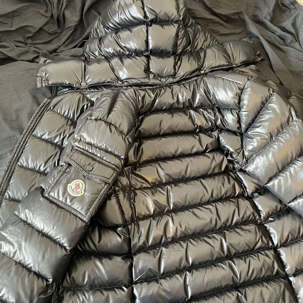 Nu säljer vi denna Moncler Bady jacket! Skick 9/10. Size 2. Riktigt snygg och självklart äkta som ni kan se. Vid frågor hittar ni oss i DM🤩. Jackor.