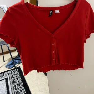 Topp - Kortärmad röd crop topp, st S använt bara ett par gånger. 