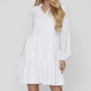 Jättefin vit klänning med broderier❤️ perfekt till sommarn❤️ som ny, storlek s.
