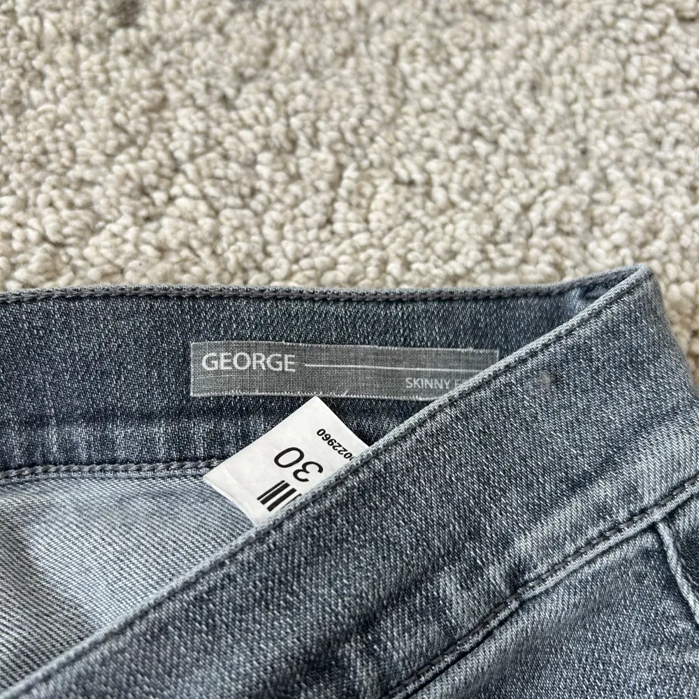 Tjena! Säljer dessa riktigt schyssta Dondup jeans i storlek 30. Nästan aldrig använda så väldigt bra skick. Tveka inte på att höra av er vid fler frågor eller funderingar!🙌🏽. Jeans & Byxor.