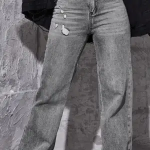 Super snygga gråa jeans som är i ett ganska bra skick, jag har fått andvänding av dom ett par gånger innan dom blev för småa