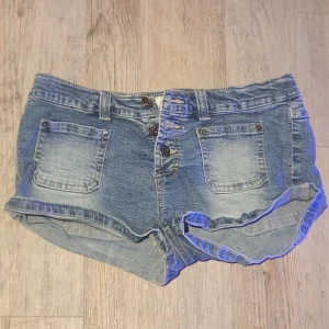 korta jeansshorts med tre främre knappar - I väldigt bra skick, alla fickor är äkta