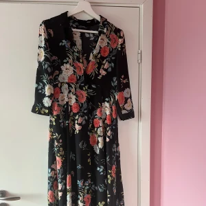Zara klänning - Jättefin klänning endast använts 1 gång och inga defekter. säljer pga den är för liten för mig. Den är zara premium denim collection storlek M