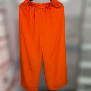 Somriga byxor - Somriga byxor som är korta i modellen. Väldigt sköna att ha på och väldigt fina från Telex! Hade annars kunna göras till en kjol?! 