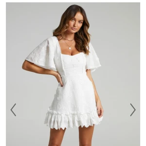 Vit klänning  - Jätte fin klänning som tyvär var för liten för mig därav aldrig använd o har prislapp på💗 kostar som ny 800 kr men med frakt 1200kr för att den är från USA😊