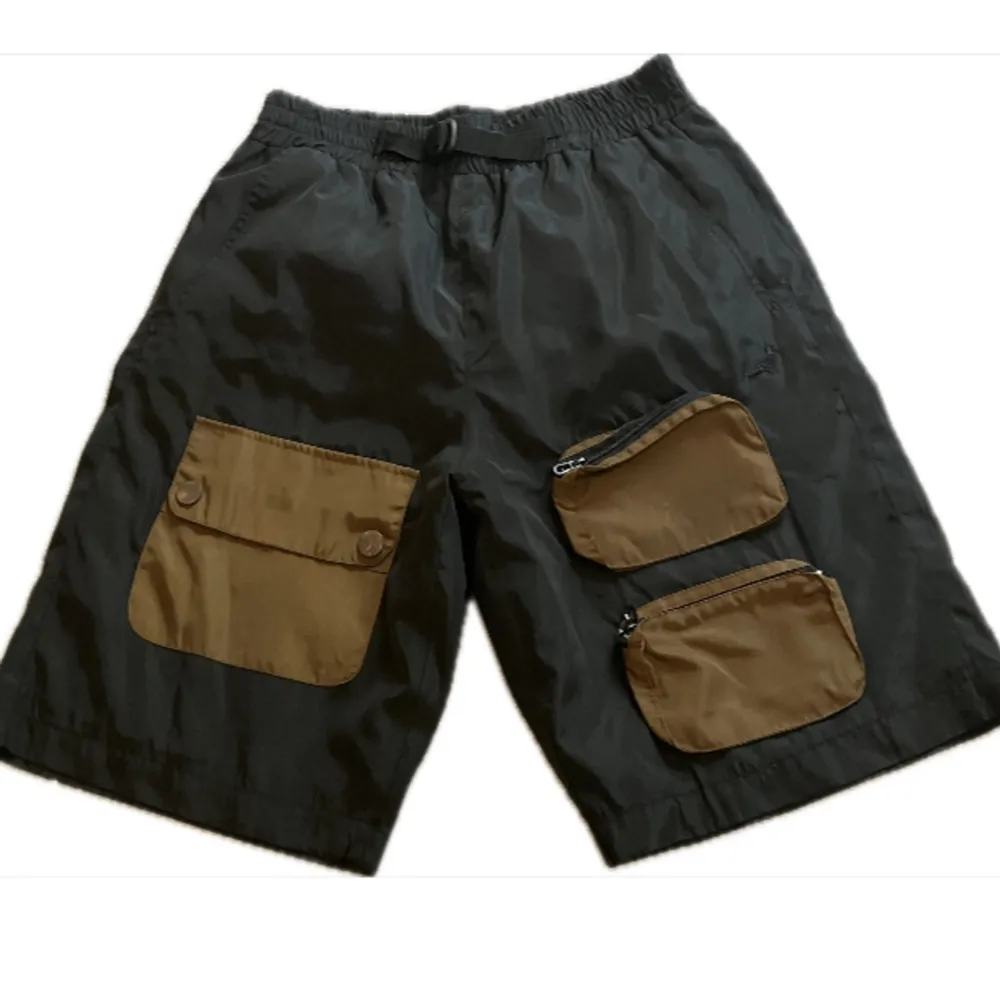 shorts med bruna fickor , den är S men skulle själv säga att den är M. Shorts.