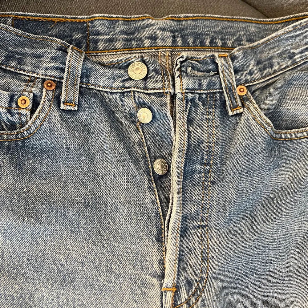 Blåa mid waist jeans från Levi’s🩵. Jeans & Byxor.