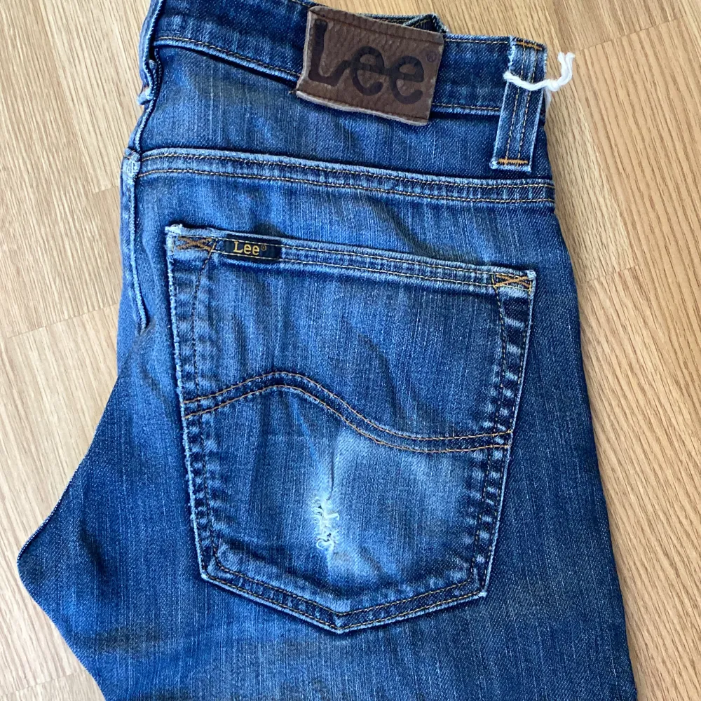 Storlek w30/M Detaljen nertill är i mörkblått jeanstyg . Jeans & Byxor.