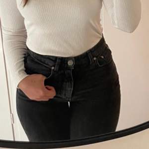 Säljer dessa ursnygga jeans från Asos i storlek 32 men passar även 34 😍😍  I jättebra skick!