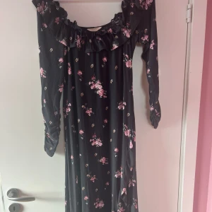 Klänning - Jättefin klänning ifrån H&M används ett fåtal gånger, fint skick