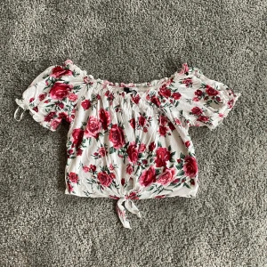 Sommartopp - Säljer denna söta topp, passar perfekt till sommarn💕