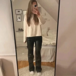 Lågmidjade skinnbyxor - Lågmidjade skinnbyxor från nelly köpta här på plick. Prislappen va kvar när jag köpte och har använt dom 1 gång så nyskick!!🫶 lånade bilder från hon jag köpte av🤍Skriv om du vill ha egna bilder 🙌🙌 Passar upp till 165cm ish 🩷innerben: 80, Midjemått:38