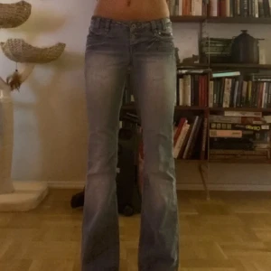 Lågmidjade utsvängda jeans - Skitsnygga lågmidjade bootcut jeans, köpta second hand men märket är vero moda, skriv till mig vid fler frågor!💘 Midjemått: ca 83cm     Innerbenslängd: ca 78 cm