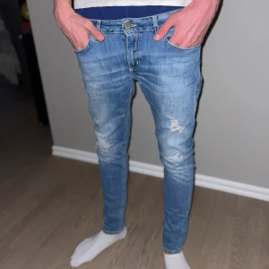 Dondup jeans - Tvärfeta dondup jeans. Storlek 32. Fint skick. Tveka inte på att höra av dig vid funderingar.
