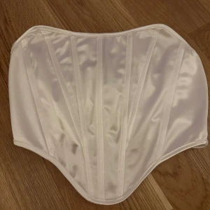 Vit korsettopp - Jättefin korsettopp, oanvänd i storlek M från shein!