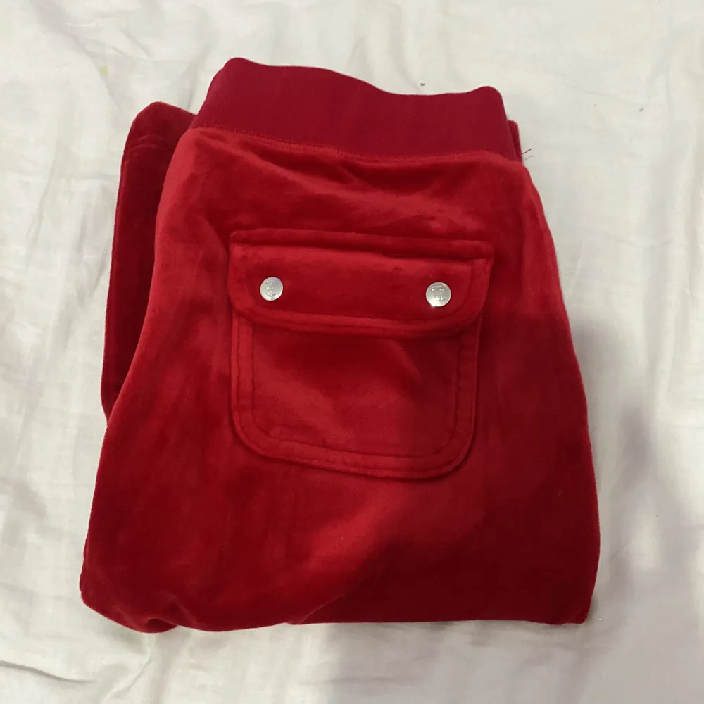 Jag vill sälja mina röda juice couture byxor. De är i fint skick. Medela vid flera bilder. Medela vid köp.. Jeans & Byxor.