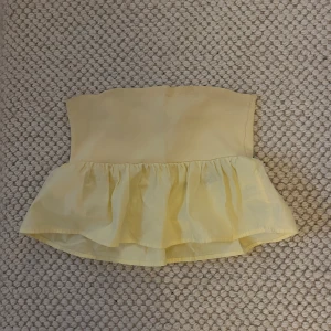 Bandeu topp med volang  - Använd med i superbra skick. Ljusgul i färgen från zara 💛