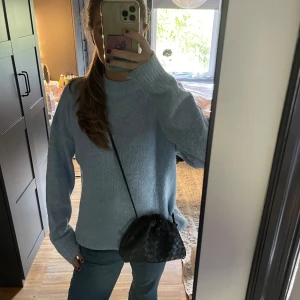 Blå stickad tröja 💙 - Jättefin blå stickad tröja som är perfekt till sommaren och våren!!💙💙