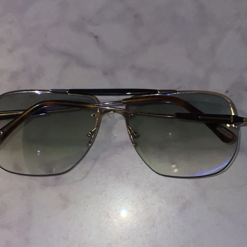 Säljer dessa Tom Ford solglasögonen i helt okej skick mycket kvar att ge. Accessoarer.