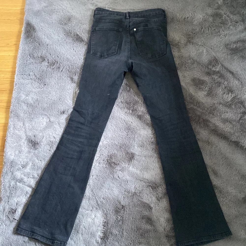 Jeansen är använda men i bra skick, storlek 27/32.. Jeans & Byxor.