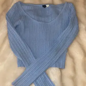 Superskön blå kroppad tröja från H&M🩵 Fint skick och inga defekter🫶🏼