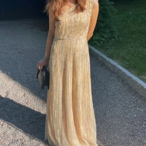 Guldig balklänning✨ - Säljer min super fina balklänning, bara använd en gång🥰 Skriv privat vid fler frågor 