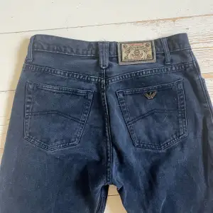Skitsnygga vintage Armani jeans. Köpta seceondhand men i jätte bra skick. Går hela vägen ner på mig som är 175 cm lång ☺️