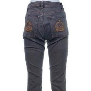 Jeans med kronor på fickorna!  - Köpts från Sellpy och enbart används någon enstaka gång💞 Inga defekter som syns på utsidan! Supersnygga men behöver tyvärr sälja då de är för stora för mig!   Unik färg då de är en blandning av rosa och mörkblå/grå! Supercoola  Dma för frågor osv!