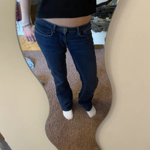 mörkblåa lågmidjade jeans - Säljer dessa lågmidjade bootcut jeansen. Har sytt de från mid waist till low waist men går att sprätta upp om så önskas! Inte använda särskilt många gånger. Fin färg och fint skick. 