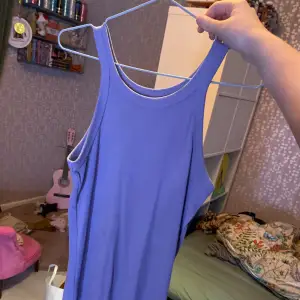 En lila klänning från Hm köpt för cirka 249kr och säljer för 99 kr. Köpt i slutet av förra sommaren så är inte använd så mycket.