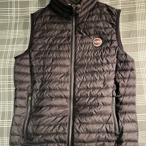 Colmar väst - Säljer denna schyssta colmar väst som inte har några skavanker alls. Otroligt fin men tyvärr har jag växt ur den.