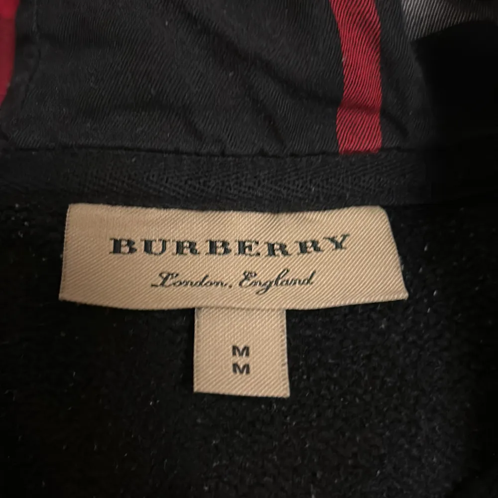 Säljer min Burberry zip hoodie eftersom jag har växt ur den och det inte riktigt är min stil. Skick 8/10 (Pris går att diskutera) Byte fungerar. Hoodies.