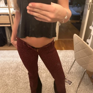 Low waist bootcut jeans   - Jätte snygga byxor från lee! Helt unika men har tyvär inte kommit till användning, därav säljer jag dom, storleken är 26/33 Köpte dom för 1000kr så kan tänka mig att sälja dem för 700kr Sista bilden är lånad!