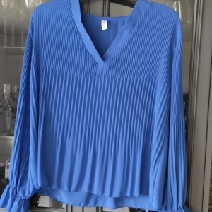 Plisserad Blus - Plisserad Blus i kobolt blå. Plisseringen gör att den får ett fint fall. Obetydligt använd.