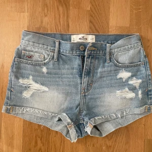 hollister shorts - Superfina midwaist hollister shorts i storlek W27. Perfekt nu till sommaren (pris kan diskuteras)💕