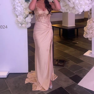 Klänning - Klänning till salu i storlek 34, endast använd i några timmar säljer för 2000  kr, den är kemtvättad såklart!