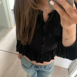 Blus zara - En super söt svart blus från zara. Den har så fina detaljer som volang och mönster. Passar till allt💓