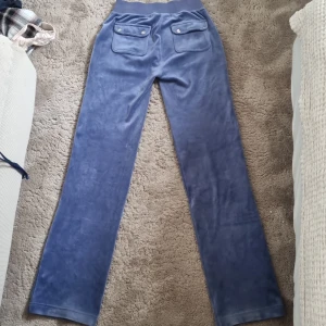 Juicy byxor blå - Ett par super fina juicy byxor men säljer för att jag inte använder de långre, jag säljer ett par röda o storlek s också om man vill ha de. Jag möts bara upp (praktar ej) 